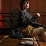 Tina Tamashiro Instagram - 昨晩は、日本で初開催となったMIUMIUCLUBに 参加し、能を鑑賞させて頂きました。 MIUMIU青山店からほど近い銕仙会で、数少ない 女性能楽師の一人である鵜澤光さんの舞『羽衣』を 鑑賞している間、初めての事はいつになっても素晴らしい体験だなと感じていました。笛や、太鼓の音に合わせて、静かな舞なのに厳かで圧倒され、時代をこえて受け継がれている説得力に溢れていました。 MIUMIU青山店にて、女性能面製作師の宇髙景子さんが製作された3つのお面を11/25まで展示しているようなのでぜひ立ち寄って見てください🧖‍♀️ 日本の伝統芸能でありながら、中々拝見する機会がなく 今回触れる事ができとてもいい経験になりました。 これからも伝統芸能、出来るだけ体験したいな…！ #MiuMiu #MIUMIUCLUBTOKYO #PR #能 仲里依紗さんともご挨拶できて嬉しかったです🧏🏻‍♀️♡