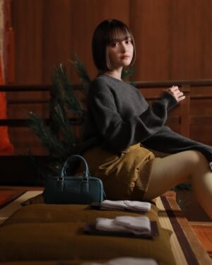 Tina Tamashiro Instagram - 昨晩は、日本で初開催となったMIUMIUCLUBに
参加し、能を鑑賞させて頂きました。

MIUMIU青山店からほど近い銕仙会で、数少ない
女性能楽師の一人である鵜澤光さんの舞『羽衣』を
鑑賞している間、初めての事はいつになっても素晴らしい体験だなと感じていました。笛や、太鼓の音に合わせて、静かな舞なのに厳かで圧倒され、時代をこえて受け継がれている説得力に溢れていました。

MIUMIU青山店にて、女性能面製作師の宇髙景子さんが製作された3つのお面を11/25まで展示しているようなのでぜひ立ち寄って見てください🧖‍♀️

日本の伝統芸能でありながら、中々拝見する機会がなく
今回触れる事ができとてもいい経験になりました。

これからも伝統芸能、出来るだけ体験したいな…！

#MiuMiu
 #MIUMIUCLUBTOKYO
#PR
#能

仲里依紗さんともご挨拶できて嬉しかったです🧏🏻‍♀️♡