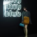 Tina Tamashiro Instagram - 昨晩は、日本で初開催となったMIUMIUCLUBに 参加し、能を鑑賞させて頂きました。 MIUMIU青山店からほど近い銕仙会で、数少ない 女性能楽師の一人である鵜澤光さんの舞『羽衣』を 鑑賞している間、初めての事はいつになっても素晴らしい体験だなと感じていました。笛や、太鼓の音に合わせて、静かな舞なのに厳かで圧倒され、時代をこえて受け継がれている説得力に溢れていました。 MIUMIU青山店にて、女性能面製作師の宇髙景子さんが製作された3つのお面を11/25まで展示しているようなのでぜひ立ち寄って見てください🧖‍♀️ 日本の伝統芸能でありながら、中々拝見する機会がなく 今回触れる事ができとてもいい経験になりました。 これからも伝統芸能、出来るだけ体験したいな…！ #MiuMiu #MIUMIUCLUBTOKYO #PR #能 仲里依紗さんともご挨拶できて嬉しかったです🧏🏻‍♀️♡