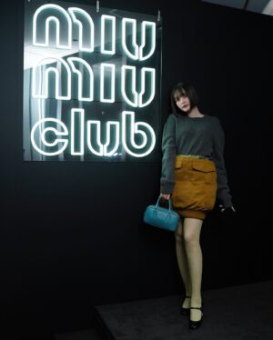 Tina Tamashiro Instagram - 昨晩は、日本で初開催となったMIUMIUCLUBに
参加し、能を鑑賞させて頂きました。

MIUMIU青山店からほど近い銕仙会で、数少ない
女性能楽師の一人である鵜澤光さんの舞『羽衣』を
鑑賞している間、初めての事はいつになっても素晴らしい体験だなと感じていました。笛や、太鼓の音に合わせて、静かな舞なのに厳かで圧倒され、時代をこえて受け継がれている説得力に溢れていました。

MIUMIU青山店にて、女性能面製作師の宇髙景子さんが製作された3つのお面を11/25まで展示しているようなのでぜひ立ち寄って見てください🧖‍♀️

日本の伝統芸能でありながら、中々拝見する機会がなく
今回触れる事ができとてもいい経験になりました。

これからも伝統芸能、出来るだけ体験したいな…！

#MiuMiu
 #MIUMIUCLUBTOKYO
#PR
#能

仲里依紗さんともご挨拶できて嬉しかったです🧏🏻‍♀️♡