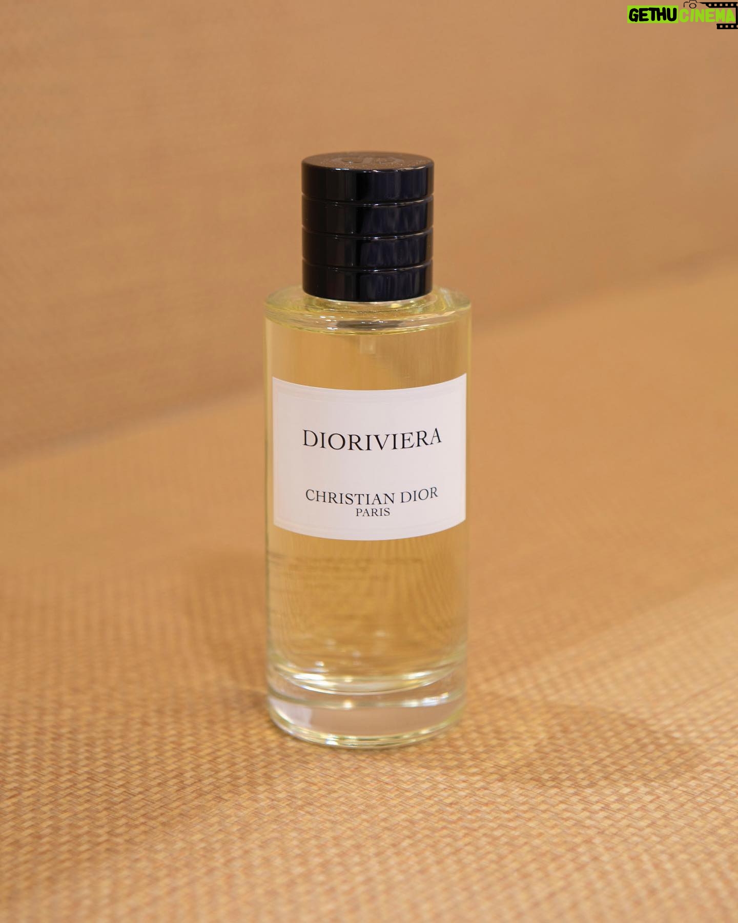 Tina Tamashiro Instagram - diorbeautyの新しい香水のPOPUPに行きました。 ディオリビエラは、クリスチャン・ディオールがこよなく愛したリビエラとの記憶を物語り、そして南仏に降り注ぐ優しい太陽の日差しからインスピレーションを得て作られました。
開放的なリゾートを連想させ、まさに人生を謳歌させてくれるような香り。
この季節にぴったりですが、肌にまとうと1日を通してあらゆる表情に変化します。
ローズ、いちじくの出会いからはじまる香りと蜂蜜のようなとろりとした色合い。輝くような日に導くためにつけたい香水です。 原宿にて期間限定のイベントも開催中なのでぜひ体験してみて下さい。 @diorbeauty @dior #メゾンクリスチャンディオール #ルジャルダンディオリビエラ #ディオールファインジュエリー #LEJARDINDIORIVIERA #SUPPORTEDBYDIOR 🤍@sachikogarcia_