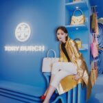 Tina Tamashiro Instagram - 新宿伊勢丹本館1階ザ・ステージにて 開催中の　@toryburch popupstoreにて サマーコレクションを見に行ってきました🫐🌊🍃 夏らしい素材のクロシェ編みのバッグや、スニーカー、リゾートにぴったりのワンピースなどどこかに出かけたくなる気持ちをくすぐられ、すぐに着られるようなアイテムがたくさんありました🧚🏻 6月6日までなので 早めに遊びに行ってみてください🧞‍♂️ @toryburch #Toryburch #トリーバーチ #destinationanywhere
