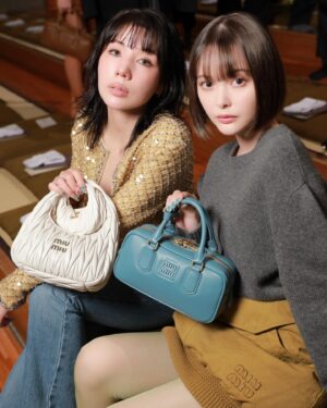 Tina Tamashiro Instagram - 昨晩は、日本で初開催となったMIUMIUCLUBに
参加し、能を鑑賞させて頂きました。

MIUMIU青山店からほど近い銕仙会で、数少ない
女性能楽師の一人である鵜澤光さんの舞『羽衣』を
鑑賞している間、初めての事はいつになっても素晴らしい体験だなと感じていました。笛や、太鼓の音に合わせて、静かな舞なのに厳かで圧倒され、時代をこえて受け継がれている説得力に溢れていました。

MIUMIU青山店にて、女性能面製作師の宇髙景子さんが製作された3つのお面を11/25まで展示しているようなのでぜひ立ち寄って見てください🧖‍♀️

日本の伝統芸能でありながら、中々拝見する機会がなく
今回触れる事ができとてもいい経験になりました。

これからも伝統芸能、出来るだけ体験したいな…！

#MiuMiu
 #MIUMIUCLUBTOKYO
#PR
#能

仲里依紗さんともご挨拶できて嬉しかったです🧏🏻‍♀️♡
