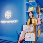 Tina Tamashiro Instagram - 新宿伊勢丹本館1階ザ・ステージにて 開催中の　@toryburch popupstoreにて サマーコレクションを見に行ってきました🫐🌊🍃 夏らしい素材のクロシェ編みのバッグや、スニーカー、リゾートにぴったりのワンピースなどどこかに出かけたくなる気持ちをくすぐられ、すぐに着られるようなアイテムがたくさんありました🧚🏻 6月6日までなので 早めに遊びに行ってみてください🧞‍♂️ @toryburch #Toryburch #トリーバーチ #destinationanywhere