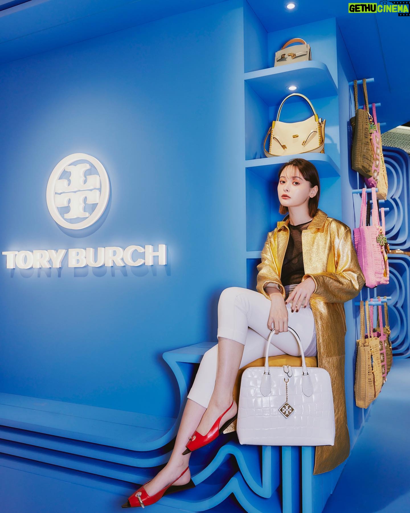 Tina Tamashiro Instagram - 新宿伊勢丹本館1階ザ・ステージにて 開催中の @toryburch popupstoreにて サマーコレクションを見に行ってきました🫐🌊🍃 夏らしい素材のクロシェ編みのバッグや、スニーカー、リゾートにぴったりのワンピースなどどこかに出かけたくなる気持ちをくすぐられ、すぐに着られるようなアイテムがたくさんありました🧚🏻 6月6日までなので 早めに遊びに行ってみてください🧞♂️ @toryburch #Toryburch #トリーバーチ #destinationanywhere