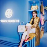 Tina Tamashiro Instagram - 新宿伊勢丹本館1階ザ・ステージにて 開催中の　@toryburch popupstoreにて サマーコレクションを見に行ってきました🫐🌊🍃 夏らしい素材のクロシェ編みのバッグや、スニーカー、リゾートにぴったりのワンピースなどどこかに出かけたくなる気持ちをくすぐられ、すぐに着られるようなアイテムがたくさんありました🧚🏻 6月6日までなので 早めに遊びに行ってみてください🧞‍♂️ @toryburch #Toryburch #トリーバーチ #destinationanywhere