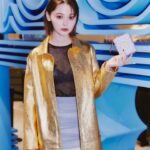 Tina Tamashiro Instagram - 新宿伊勢丹本館1階ザ・ステージにて 開催中の　@toryburch popupstoreにて サマーコレクションを見に行ってきました🫐🌊🍃 夏らしい素材のクロシェ編みのバッグや、スニーカー、リゾートにぴったりのワンピースなどどこかに出かけたくなる気持ちをくすぐられ、すぐに着られるようなアイテムがたくさんありました🧚🏻 6月6日までなので 早めに遊びに行ってみてください🧞‍♂️ @toryburch #Toryburch #トリーバーチ #destinationanywhere