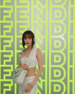Tina Tamashiro Instagram - 5月10日（水）より伊勢丹新宿店本館 1階=ザ・ステージのポップアップイベントにてフェンディ バイ マーク ジェイコブスの世界先行販売を行われます。(今日からだね🍐

私も今朝一足先に行ってきました🫡🤍

マーク・ジェイコブスとキム・ジョーンズの長年の交友関係により実現した今回のコレクションではニューヨークのカルチャーを反映したポップで新しいフェンディのアイコンとなるアイテムがたくさんありました。私の持つ
"バゲット"バッグもサイズ感も含めてとってもかわいいです。
カプセルコレクションの展開も夏にぴったりな蛍光カラーが主役🌞

会場では、ポップアップイベント限定アイテムも販売されているので、ぜひ新宿伊勢丹に行ってみてね。

フェンディ バイ マーク ジェイコブス

#marcjacobsxfendi 

@fendi 

@mrkimjones 

@silviaventurinifendi 

@delfinadelettrez 

@themarcjacobs

POP UP開催期間:2023/5/10(水) ~ 2023/5/16(火)