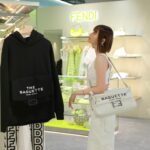 Tina Tamashiro Instagram - 5月10日（水）より伊勢丹新宿店本館 1階=ザ・ステージのポップアップイベントにてフェンディ バイ マーク ジェイコブスの世界先行販売を行われます。(今日からだね🍐 私も今朝一足先に行ってきました🫡🤍 マーク・ジェイコブスとキム・ジョーンズの長年の交友関係により実現した今回のコレクションではニューヨークのカルチャーを反映したポップで新しいフェンディのアイコンとなるアイテムがたくさんありました。私の持つ "バゲット"バッグもサイズ感も含めてとってもかわいいです。 カプセルコレクションの展開も夏にぴったりな蛍光カラーが主役🌞 会場では、ポップアップイベント限定アイテムも販売されているので、ぜひ新宿伊勢丹に行ってみてね。 フェンディ バイ マーク ジェイコブス #marcjacobsxfendi @fendi @mrkimjones @silviaventurinifendi @delfinadelettrez @themarcjacobs POP UP開催期間:2023/5/10(水) ~ 2023/5/16(火)