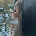 Tina Tamashiro Instagram - VERSACEと言えば、なメタルモチーフ🩶 2024年春夏の新作バッグとして登場したMEDUSA’95は、 真のエレガントさの中に、VERSACEのエッセンスが詰め込まれています。白×シルバーの爽やかさの中にもエッジが効いていてお気に入り🧚🏻‍♂️ @VERSACE #VERSACESS24 #VERSACEMEDUSA95 #PR