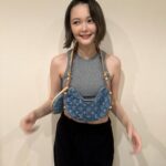 Tina Tamashiro Instagram - クロワッサンバッグ、撮影でも持って かわいいな〜と思ってたから嬉しい🩶 バッグを主役に、今っぽな気分になりたい時に☑️ Thank you @louisvuitton #LOUISVUITTON #lvfashion #lvremix