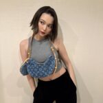 Tina Tamashiro Instagram - クロワッサンバッグ、撮影でも持って かわいいな〜と思ってたから嬉しい🩶 バッグを主役に、今っぽな気分になりたい時に☑️ Thank you @louisvuitton #LOUISVUITTON #lvfashion #lvremix