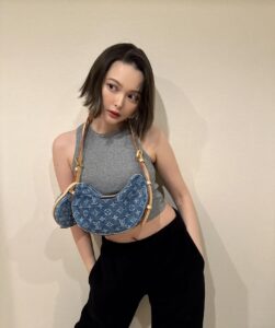Tina Tamashiro Instagram - クロワッサンバッグ、撮影でも持って かわいいな〜と思ってたから嬉しい🩶 バッグを主役に、今っぽな気分になりたい時に☑️ Thank you @louisvuitton #LOUISVUITTON #lvfashion #lvremix