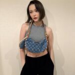 Tina Tamashiro Instagram - クロワッサンバッグ、撮影でも持って かわいいな〜と思ってたから嬉しい🩶 バッグを主役に、今っぽな気分になりたい時に☑️ Thank you @louisvuitton #LOUISVUITTON #lvfashion #lvremix