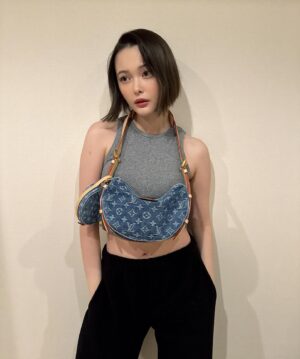 Tina Tamashiro Instagram - クロワッサンバッグ、撮影でも持って
かわいいな〜と思ってたから嬉しい🩶
バッグを主役に、今っぽな気分になりたい時に☑️

Thank you @louisvuitton

#LOUISVUITTON
 #lvfashion #lvremix
