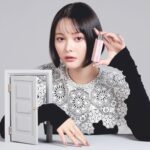 Tina Tamashiro Instagram - ミス ディオールの新たなスティック　 フレグランス「MINI MISS」が 1月19日に誕生しました🐣 @diorbeauty @dior #ミスディオール #PR 首元やデコルテ、手首など体温の高い 脈打つポイントにつけるのがおすすめ🎀 フレッシュなフローラルが繊細に香る ブーケブルーミング ブーケには 柔らかなピンクの千鳥格子模様があしらわれていて 持ち歩きたくなるかわいさです👸 豊かな花々の香りを高濃度で配合し、 アルコールフリーなのもポイント。 軽やかでなめらかな使い心地🤍