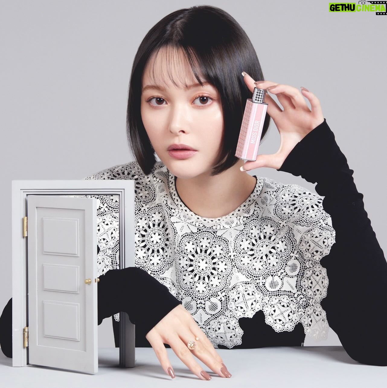 Tina Tamashiro Instagram - ミス ディオールの新たなスティック フレグランス「MINI MISS」が 1月19日に誕生しました🐣 @diorbeauty @dior #ミスディオール #PR 首元やデコルテ、手首など体温の高い 脈打つポイントにつけるのがおすすめ🎀 フレッシュなフローラルが繊細に香る ブーケブルーミング ブーケには 柔らかなピンクの千鳥格子模様があしらわれていて 持ち歩きたくなるかわいさです👸 豊かな花々の香りを高濃度で配合し、 アルコールフリーなのもポイント。 軽やかでなめらかな使い心地🤍