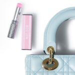 Tina Tamashiro Instagram - ミス ディオールの新たなスティック　 フレグランス「MINI MISS」が 1月19日に誕生しました🐣 @diorbeauty @dior #ミスディオール #PR 首元やデコルテ、手首など体温の高い 脈打つポイントにつけるのがおすすめ🎀 フレッシュなフローラルが繊細に香る ブーケブルーミング ブーケには 柔らかなピンクの千鳥格子模様があしらわれていて 持ち歩きたくなるかわいさです👸 豊かな花々の香りを高濃度で配合し、 アルコールフリーなのもポイント。 軽やかでなめらかな使い心地🤍
