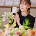 Tina Tamashiro Instagram - 7/7〜17まで表参道のBA-TSU ART GALLERY/STANDBYにて 開催されているポップアップイベント 「Un Air de Paris（アン エール ドゥ パリ/パリの空気）」に行ってきました。 Diptyque 創業の地であるパリの街を香りで体感するこのイベントはなんと世界に先駆けて日本での開催だそうです。 メゾンのインスピレーションや 職人技の源へと通じる、グラフィカルで夢のように美しい散策へと誘う旅となりました。 調香師とアーティストのアトリエを パリからそのまま持ってきたような空気感。 全ての香りも試せたり、 ポップアップでしか買えない限定商品もありました。 ペーパーキャンドルのワークショップ も張り切って取り組みました🩵笑 PÂTISSERIE ASAKO IWAYANAGIが考案したパリと東京をイメージしたアイスクリームまで楽しめます🍨 予約制ですがどなたでも入れるそうなのでパリを巡る想像の街歩きをぜひ💭 @diptyque #DIPTYQUE #ディプティック#Diptyqueunairdeparis #Diptyqueパリの空気 Un Air de Paris Diptyque 私がこの日まとっていたのは、 LOMBRE DANS LEAUという香りです🌬️