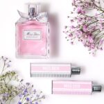 Tina Tamashiro Instagram - ミス ディオールの新たなスティック　 フレグランス「MINI MISS」が 1月19日に誕生しました🐣 @diorbeauty @dior #ミスディオール #PR 首元やデコルテ、手首など体温の高い 脈打つポイントにつけるのがおすすめ🎀 フレッシュなフローラルが繊細に香る ブーケブルーミング ブーケには 柔らかなピンクの千鳥格子模様があしらわれていて 持ち歩きたくなるかわいさです👸 豊かな花々の香りを高濃度で配合し、 アルコールフリーなのもポイント。 軽やかでなめらかな使い心地🤍