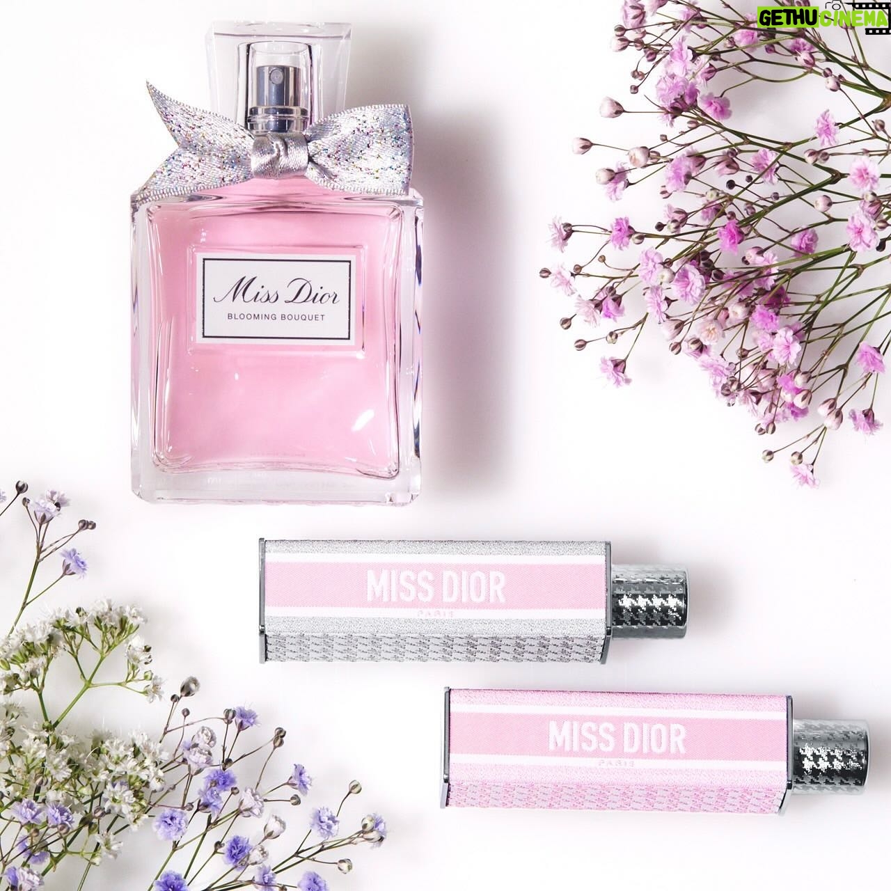 Tina Tamashiro Instagram - ミス ディオールの新たなスティック フレグランス「MINI MISS」が 1月19日に誕生しました🐣 @diorbeauty @dior #ミスディオール #PR 首元やデコルテ、手首など体温の高い 脈打つポイントにつけるのがおすすめ🎀 フレッシュなフローラルが繊細に香る ブーケブルーミング ブーケには 柔らかなピンクの千鳥格子模様があしらわれていて 持ち歩きたくなるかわいさです👸 豊かな花々の香りを高濃度で配合し、 アルコールフリーなのもポイント。 軽やかでなめらかな使い心地🤍