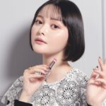 Tina Tamashiro Instagram - ミス ディオールの新たなスティック　 フレグランス「MINI MISS」が 1月19日に誕生しました🐣 @diorbeauty @dior #ミスディオール #PR 首元やデコルテ、手首など体温の高い 脈打つポイントにつけるのがおすすめ🎀 フレッシュなフローラルが繊細に香る ブーケブルーミング ブーケには 柔らかなピンクの千鳥格子模様があしらわれていて 持ち歩きたくなるかわいさです👸 豊かな花々の香りを高濃度で配合し、 アルコールフリーなのもポイント。 軽やかでなめらかな使い心地🤍