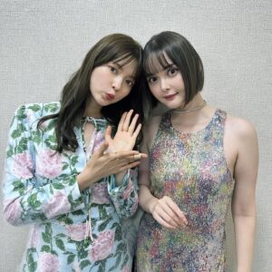 Tina Tamashiro Instagram - 遅れすぎたのですが、改めまして
10月8日誕生日当日に行われた
FCイベント&ラジオの公開収録
の様子をポストします🫶🏻🫶🏻🫶🏻🫶🏻

来て頂いたたまぴよの方々、本当にありがとう！
お手紙もプレゼントもお花も💐とっても嬉しかったです
皆がいるからどうにかお仕事も続けられています🥰

WALNUTちゃんに描いてもらったグッズも
とーってもかわいくてさすが天才です🫶🏻

やぎちゃんもありがとう〜〜〜これからもよろしくね

26歳もなんとかやり抜けたらいいなと思ってます！
7年目？のニッポン放送の玉城ティナとある世界も宜しくお願いします☺️

当日もたくさんのスタッフさんに協力して頂きました、
本当にありがとうございます🥰
そわみもお花ありがとう、びっくりしすぎました。笑
会場を彩る沢山のお花を送って頂いたクライアントさん達もありがとうございます！大感謝　とにかく　それに尽きます
