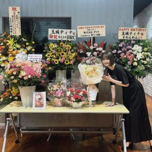 Tina Tamashiro Instagram - 遅れすぎたのですが、改めまして
10月8日誕生日当日に行われた
FCイベント&ラジオの公開収録
の様子をポストします🫶🏻🫶🏻🫶🏻🫶🏻

来て頂いたたまぴよの方々、本当にありがとう！
お手紙もプレゼントもお花も💐とっても嬉しかったです
皆がいるからどうにかお仕事も続けられています🥰

WALNUTちゃんに描いてもらったグッズも
とーってもかわいくてさすが天才です🫶🏻

やぎちゃんもありがとう〜〜〜これからもよろしくね

26歳もなんとかやり抜けたらいいなと思ってます！
7年目？のニッポン放送の玉城ティナとある世界も宜しくお願いします☺️

当日もたくさんのスタッフさんに協力して頂きました、
本当にありがとうございます🥰
そわみもお花ありがとう、びっくりしすぎました。笑
会場を彩る沢山のお花を送って頂いたクライアントさん達もありがとうございます！大感謝　とにかく　それに尽きます