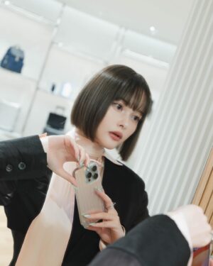 Tina Tamashiro Instagram - リニューアルオープンした
リモワ ストア 表参道に行ってきました🫶🏻
普段から愛用しているスーツケースは全てリモワのもの
なので、撮影しながら次は何色にしようかな〜なんて
考える時間もわくわくでした。⚪️
「障子」や「飛び石」「畳」といった日本の伝統的なデザインを反映した店内は、ラグジュアリーでゆったりとした空間で、私の好きな若草色もアクセントになっていてとても素敵でした。記事も合わせてチェックしてね。

@rimowa
@fashionsnapcom 

#RIMOWA #PR