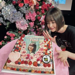 Tina Tamashiro Instagram - 遅れすぎたのですが、改めまして
10月8日誕生日当日に行われた
FCイベント&ラジオの公開収録
の様子をポストします🫶🏻🫶🏻🫶🏻🫶🏻

来て頂いたたまぴよの方々、本当にありがとう！
お手紙もプレゼントもお花も💐とっても嬉しかったです
皆がいるからどうにかお仕事も続けられています🥰

WALNUTちゃんに描いてもらったグッズも
とーってもかわいくてさすが天才です🫶🏻

やぎちゃんもありがとう〜〜〜これからもよろしくね

26歳もなんとかやり抜けたらいいなと思ってます！
7年目？のニッポン放送の玉城ティナとある世界も宜しくお願いします☺️

当日もたくさんのスタッフさんに協力して頂きました、
本当にありがとうございます🥰
そわみもお花ありがとう、びっくりしすぎました。笑
会場を彩る沢山のお花を送って頂いたクライアントさん達もありがとうございます！大感謝　とにかく　それに尽きます