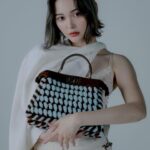 Tina Tamashiro Instagram - 今日10月10日は、 世界ハンドバッグの日だそうです👜 FENDIの秋冬コレクション、 新作のピーカブーもとってもかわいい 素材感で存在感もばっちりです🪽 @fendi #FendiPeekaboo #PR