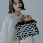 Tina Tamashiro Instagram - 今日10月10日は、 世界ハンドバッグの日だそうです👜 FENDIの秋冬コレクション、 新作のピーカブーもとってもかわいい 素材感で存在感もばっちりです🪽 @fendi #FendiPeekaboo #PR