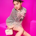 Tina Tamashiro Instagram - The Fashion Post × Valentino ピンクの世界に包まれました🌷 Valentinoの公式LINEで アザーカットが見れますので ぜひ追加してくださいね🤍🩷 @tfpjp @maisonvalentino #VALENTINOGARAVANI #VLogoSignature #LocòBag