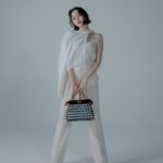 Tina Tamashiro Instagram - 今日10月10日は、 世界ハンドバッグの日だそうです👜 FENDIの秋冬コレクション、 新作のピーカブーもとってもかわいい 素材感で存在感もばっちりです🪽 @fendi #FendiPeekaboo #PR