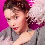 Tina Tamashiro Instagram - The Fashion Post × Valentino ピンクの世界に包まれました🌷 Valentinoの公式LINEで アザーカットが見れますので ぜひ追加してくださいね🤍🩷 @tfpjp @maisonvalentino #VALENTINOGARAVANI #VLogoSignature #LocòBag