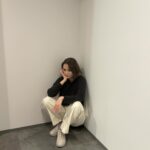 Tina Tamashiro Instagram - UNOHAのスニーカーは、アッパーにペットボトルを リサイクルした人工皮革も採用しているみたい🦛 若干の厚底がスタイルアップも叶えてくれます🦭 私はこのグレージュの色味がカジュアルにも、 どんな服装にも合わせやすくてUNOHAならではで お気に入りです🐰🐨 #PR #unoha