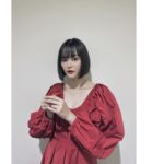 Tina Tamashiro Instagram - さて、公開から数日経ちましたが。 改めて映画　#ミトヤマネ 無事に8月25日に公開できました🎞️ 宮崎監督と、稲葉さんと、ひなちゃんと(ビデオメッセージでね)皆さんのお顔を見てご挨拶できたこと、とっても嬉しかったです🥳💖 最初に脚本を読んだ時から、 私はミトヤマネというフラットで 透明な存在として、宮崎監督の世界🌍を皆さんにお伝えする媒介者だなあと感じておりました。 ミトヤマネに関する感想、疑問、あれはどういう事だったの？などなど皆さんのご意見をたくさん頂いております。私もそれは自分なりの解釈で演じておりますので、説明は避けさせてもらいます！(100%はできないってのもある)それはすまん😉 難しく考えずに、体験してほしい。 ただ、あなたをミトヤマネワールドに誘う準備はばっちりでございます🚀 とにかく言葉にすると全部嘘くさい、、、なんか違う、、、ってなっちゃう映画なので、皆さんに観て頂いて判断して欲しいのです。 ぜひ引き続き、応援を宜しくお願いします！ ミトヤマネでした♡