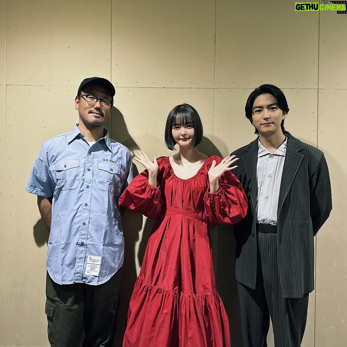 Tina Tamashiro Instagram - さて、公開から数日経ちましたが。 改めて映画 #ミトヤマネ 無事に8月25日に公開できました🎞️ 宮崎監督と、稲葉さんと、ひなちゃんと(ビデオメッセージでね)皆さんのお顔を見てご挨拶できたこと、とっても嬉しかったです🥳💖 最初に脚本を読んだ時から、 私はミトヤマネというフラットで 透明な存在として、宮崎監督の世界🌍を皆さんにお伝えする媒介者だなあと感じておりました。 ミトヤマネに関する感想、疑問、あれはどういう事だったの?などなど皆さんのご意見をたくさん頂いております。私もそれは自分なりの解釈で演じておりますので、説明は避けさせてもらいます!(100%はできないってのもある)それはすまん😉 難しく考えずに、体験してほしい。 ただ、あなたをミトヤマネワールドに誘う準備はばっちりでございます🚀 とにかく言葉にすると全部嘘くさい、、、なんか違う、、、ってなっちゃう映画なので、皆さんに観て頂いて判断して欲しいのです。 ぜひ引き続き、応援を宜しくお願いします! ミトヤマネでした♡