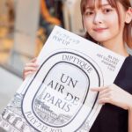 Tina Tamashiro Instagram - 7/7〜17まで表参道のBA-TSU ART GALLERY/STANDBYにて 開催されているポップアップイベント 「Un Air de Paris（アン エール ドゥ パリ/パリの空気）」に行ってきました。 Diptyque 創業の地であるパリの街を香りで体感するこのイベントはなんと世界に先駆けて日本での開催だそうです。 メゾンのインスピレーションや 職人技の源へと通じる、グラフィカルで夢のように美しい散策へと誘う旅となりました。 調香師とアーティストのアトリエを パリからそのまま持ってきたような空気感。 全ての香りも試せたり、 ポップアップでしか買えない限定商品もありました。 ペーパーキャンドルのワークショップ も張り切って取り組みました🩵笑 PÂTISSERIE ASAKO IWAYANAGIが考案したパリと東京をイメージしたアイスクリームまで楽しめます🍨 予約制ですがどなたでも入れるそうなのでパリを巡る想像の街歩きをぜひ💭 @diptyque #DIPTYQUE #ディプティック#Diptyqueunairdeparis #Diptyqueパリの空気 Un Air de Paris Diptyque 私がこの日まとっていたのは、 LOMBRE DANS LEAUという香りです🌬️