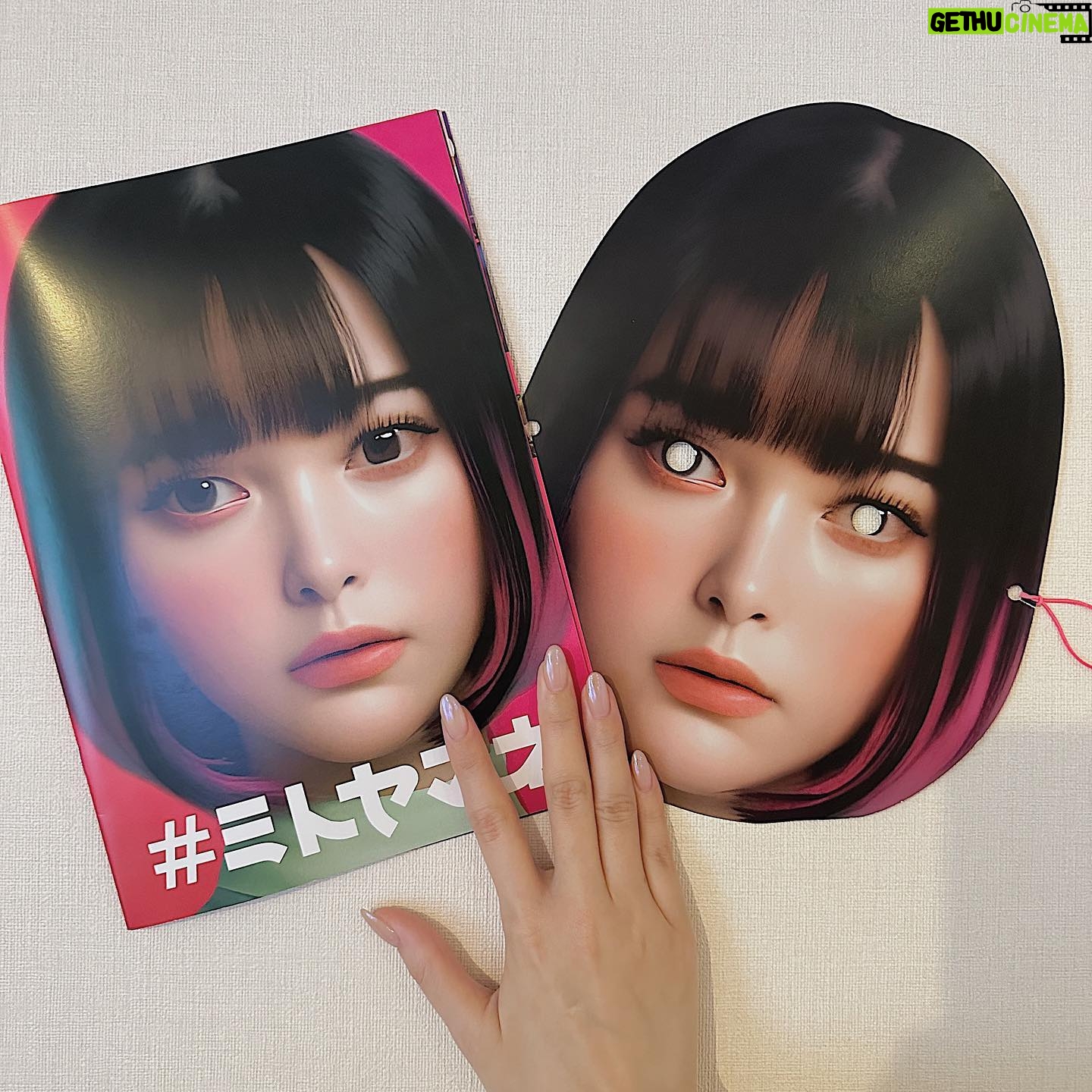 Tina Tamashiro Instagram - さて、公開から数日経ちましたが。 改めて映画 #ミトヤマネ 無事に8月25日に公開できました🎞️ 宮崎監督と、稲葉さんと、ひなちゃんと(ビデオメッセージでね)皆さんのお顔を見てご挨拶できたこと、とっても嬉しかったです🥳💖 最初に脚本を読んだ時から、 私はミトヤマネというフラットで 透明な存在として、宮崎監督の世界🌍を皆さんにお伝えする媒介者だなあと感じておりました。 ミトヤマネに関する感想、疑問、あれはどういう事だったの?などなど皆さんのご意見をたくさん頂いております。私もそれは自分なりの解釈で演じておりますので、説明は避けさせてもらいます!(100%はできないってのもある)それはすまん😉 難しく考えずに、体験してほしい。 ただ、あなたをミトヤマネワールドに誘う準備はばっちりでございます🚀 とにかく言葉にすると全部嘘くさい、、、なんか違う、、、ってなっちゃう映画なので、皆さんに観て頂いて判断して欲しいのです。 ぜひ引き続き、応援を宜しくお願いします! ミトヤマネでした♡