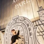 Tina Tamashiro Instagram - 7/7〜17まで表参道のBA-TSU ART GALLERY/STANDBYにて 開催されているポップアップイベント 「Un Air de Paris（アン エール ドゥ パリ/パリの空気）」に行ってきました。 Diptyque 創業の地であるパリの街を香りで体感するこのイベントはなんと世界に先駆けて日本での開催だそうです。 メゾンのインスピレーションや 職人技の源へと通じる、グラフィカルで夢のように美しい散策へと誘う旅となりました。 調香師とアーティストのアトリエを パリからそのまま持ってきたような空気感。 全ての香りも試せたり、 ポップアップでしか買えない限定商品もありました。 ペーパーキャンドルのワークショップ も張り切って取り組みました🩵笑 PÂTISSERIE ASAKO IWAYANAGIが考案したパリと東京をイメージしたアイスクリームまで楽しめます🍨 予約制ですがどなたでも入れるそうなのでパリを巡る想像の街歩きをぜひ💭 @diptyque #DIPTYQUE #ディプティック#Diptyqueunairdeparis #Diptyqueパリの空気 Un Air de Paris Diptyque 私がこの日まとっていたのは、 LOMBRE DANS LEAUという香りです🌬️