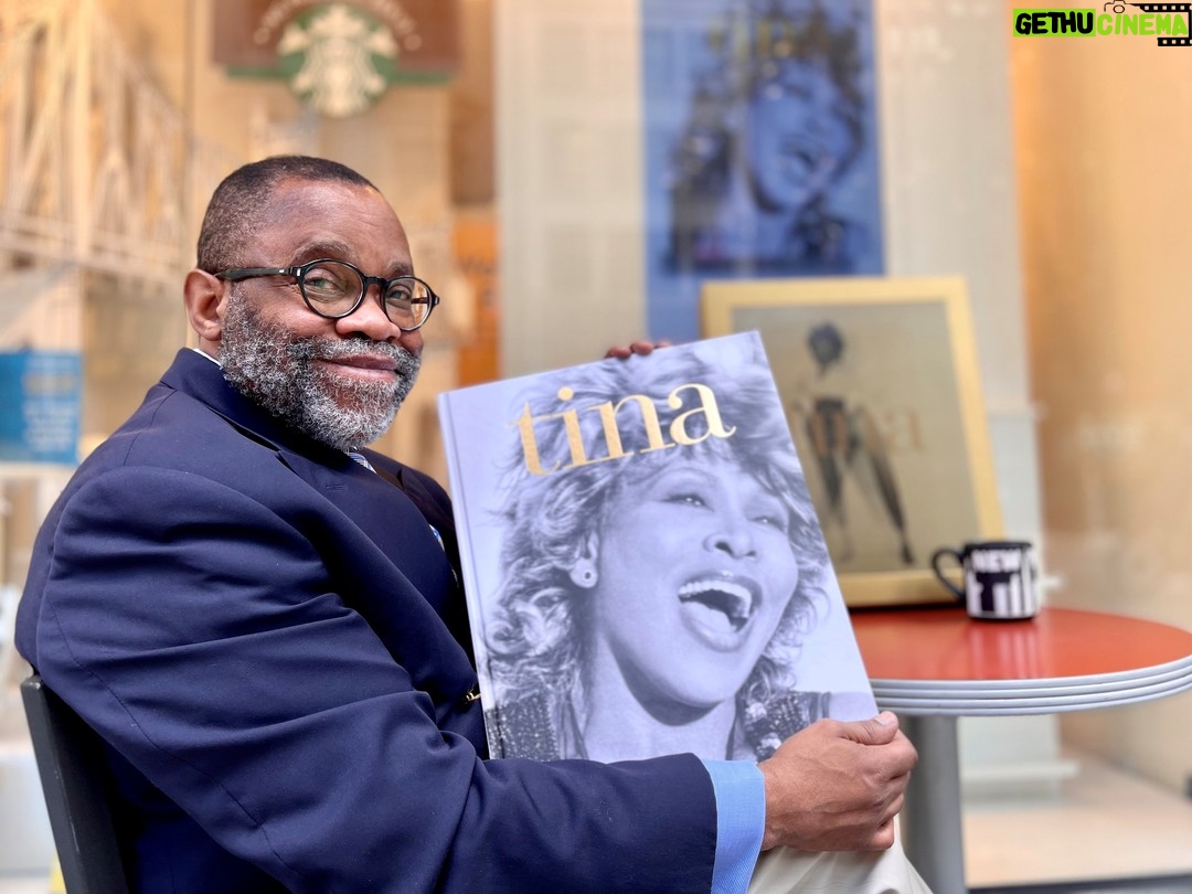 Tina Turner Instagram - Hey Cal from Barnes & Noble, nice to meet you! 😉 I am very excited about this new cooperation with @bnfifthavenue: They will display the Limited Edition of “That’s My Life” in their flagship store on Fifth Avenue, just steps away from Rockefeller Center. If you're interested in the limited edition, they are happy to provide you with their first-class personalized service – just send an email directly to Cal Hunter: Cal Hunter, chunter@bn.com Copy to: Jimmy Tu, crm2234A@bn.com #ThatsMyLife @looping_group