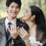 Tipnaree Weerawatnodom Instagram - ไม่ต้องรอ 40 แล้วนะ …🌪️⚡️🤣 เดินทางมาถึงภาพสุดท้ายที่เชื่อว่าทุกคนจะไม่มีวันลืม ขอบคุณพี่ @tha_sataporn พี่ @backaof ที่ให้โอกาสได้มารับบทเป็น พอใจ🍀 หนูไม่เคยได้มีโอกาสร่วมงานกับพี่ออฟในฐานะนักแสดงที่พี่กำกับเลย หนูดีใจและรู้สึกขอบคุณพี่และทีมเบื้องหลังที่ตั้งใจเขียนบทพอใจให้ออกมาดีมากขนาดนี้ ขอบคุณที่ให้พอใจได้มีบทบาทเล่าเรื่องและเป็นส่วนช่วยเติมเต็มให้กับ Last Twilight พี่ๆเบื้องหลังที่เราต่างเคยเจอกันมาในกองอื่นยังน่ารักอบอุ่นมากเหมือนเดิม ทีมนักแสดงที่โคตรจะเป็น Teamwork ขอชื่นชมนักแสดงนำของเรื่อง จิมมี่และซี เก่งมากและเชื่อว่าเก่งได้มากกว่านี้อีก ขอบคุณที่ให้คุณค่ากับการแสดงมาก ในฐานะเพื่อนร่วมงานและคนดููรับรู้ได้ว่าตั้งใจกันมากๆ ส่วนมาร์ค เพื่อนผู้ชายอีกคนนึงที่สนิทที่สุด หวังว่าจะได้ร่วมงานการแสดงกันอีกนะ แต่ซีนแต่งงานยากจริง ขอร้อง หลับตาเต้นรำละกันนะเพื่อน 🤣🤣🤣 สุดท้ายเชื่อว่าเรื่องนี้จะอยู่ในใจและความทรงจำของทุกคนตลอดไป ”Last Twilight ภาพนายไม่เคยลืม“ 🌄👈🏻
