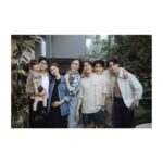Tipnaree Weerawatnodom Instagram - ไม่ต้องรอ 40 แล้วนะ …🌪️⚡️🤣 เดินทางมาถึงภาพสุดท้ายที่เชื่อว่าทุกคนจะไม่มีวันลืม ขอบคุณพี่ @tha_sataporn พี่ @backaof ที่ให้โอกาสได้มารับบทเป็น พอใจ🍀 หนูไม่เคยได้มีโอกาสร่วมงานกับพี่ออฟในฐานะนักแสดงที่พี่กำกับเลย หนูดีใจและรู้สึกขอบคุณพี่และทีมเบื้องหลังที่ตั้งใจเขียนบทพอใจให้ออกมาดีมากขนาดนี้ ขอบคุณที่ให้พอใจได้มีบทบาทเล่าเรื่องและเป็นส่วนช่วยเติมเต็มให้กับ Last Twilight พี่ๆเบื้องหลังที่เราต่างเคยเจอกันมาในกองอื่นยังน่ารักอบอุ่นมากเหมือนเดิม ทีมนักแสดงที่โคตรจะเป็น Teamwork ขอชื่นชมนักแสดงนำของเรื่อง จิมมี่และซี เก่งมากและเชื่อว่าเก่งได้มากกว่านี้อีก ขอบคุณที่ให้คุณค่ากับการแสดงมาก ในฐานะเพื่อนร่วมงานและคนดููรับรู้ได้ว่าตั้งใจกันมากๆ ส่วนมาร์ค เพื่อนผู้ชายอีกคนนึงที่สนิทที่สุด หวังว่าจะได้ร่วมงานการแสดงกันอีกนะ แต่ซีนแต่งงานยากจริง ขอร้อง หลับตาเต้นรำละกันนะเพื่อน 🤣🤣🤣 สุดท้ายเชื่อว่าเรื่องนี้จะอยู่ในใจและความทรงจำของทุกคนตลอดไป ”Last Twilight ภาพนายไม่เคยลืม“ 🌄👈🏻
