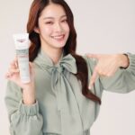Tipnaree Weerawatnodom Instagram - ใครเป็นสิว รอยสิว ต้องลองเจลโฟมจบสิวตัวใหม่นี้เลย Eucerin 3X Treatment Gel to Foam Cleanser ✨😚   💬 เจลโฟมล้างหน้า ที่ช่วยจบทุกสิวซ้ำซากใน 7 วัน ด้วยส่วนผสมรักษาสิวอย่าง 2% Salicylic Acid 💕 เนื้อสัมผัสของเค้าเป็นเจลทูโฟม ฟองฟุ่มนุ่มๆ วงการล้างหน้าต้องเพลินเพลินกับสิ่งนี้ค่า 🫧 หลังล้างหน้าช่วยให้ไม่แห้งตึง สิวลดลง รอยสิวก็จางไวขึ้น ดีขนาดนี้ไปซื้อมาใช้กันนะคะที่ Eucerin.co.th หรือที่ Watsons และ Boots ค่า 💚🫧   #EucerinThailand #EucerinGelToFoam #จบทุกสิวซ้ำซากใน7วัน