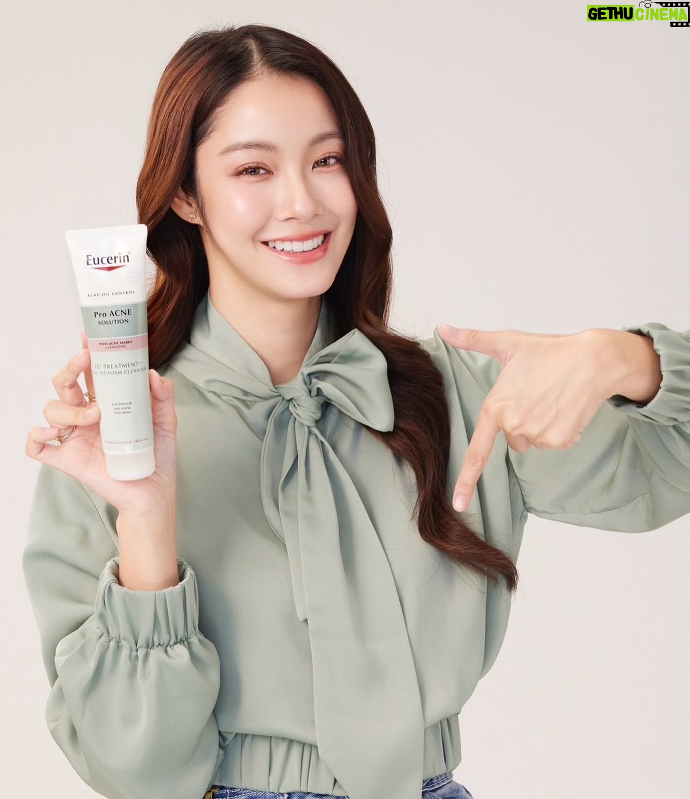 Tipnaree Weerawatnodom Instagram - ใครเป็นสิว รอยสิว ต้องลองเจลโฟมจบสิวตัวใหม่นี้เลย Eucerin 3X Treatment Gel to Foam Cleanser ✨😚 💬 เจลโฟมล้างหน้า ที่ช่วยจบทุกสิวซ้ำซากใน 7 วัน ด้วยส่วนผสมรักษาสิวอย่าง 2% Salicylic Acid 💕 เนื้อสัมผัสของเค้าเป็นเจลทูโฟม ฟองฟุ่มนุ่มๆ วงการล้างหน้าต้องเพลินเพลินกับสิ่งนี้ค่า 🫧 หลังล้างหน้าช่วยให้ไม่แห้งตึง สิวลดลง รอยสิวก็จางไวขึ้น ดีขนาดนี้ไปซื้อมาใช้กันนะคะที่ Eucerin.co.th หรือที่ Watsons และ Boots ค่า 💚🫧 #EucerinThailand #EucerinGelToFoam #จบทุกสิวซ้ำซากใน7วัน