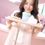 Tipnaree Weerawatnodom Instagram - ไปเที่ยวงาน Lancôme Idole House มาค่ะ! สาวๆ สายบิวตี้ต้องถูกใจงานนี้แน่นอน! เพราะเค้ามีแต่มุมสวยๆให้ได้ถ่ายรูปเล่นเยอะมากกกก~ แต่ที่ถูกใจน้ำตาลที่สุด ก็คงจะเป็นโซนน้ำหอม ที่เค้าเหมือนยกแล็บทดลองมาไว้เลย ส่วนน้ำหอม Lancôme Idole ETD รุ่นใหม่ล่าสุดก็หอมมากกกกก! กลิ่น Key Note ของน้องจะเป็นชาเขียว กุหลาบ และเบอร์กามอต ที่หอม สดชื่นสุดๆ ดมแล้วดมอีก อยากเอากลับบ้านสัก 10 ขวด! งานจัดจนถึงวันที่ 9 พ.ค. นะคะ ที่ชั้น G ฝั่ง Em Glass ห้าง Emsphere รีบมาจอยกันค่า #LancomeThailand #JointheIdoles #IdoleHouseTH
