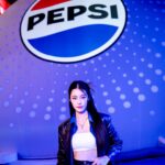 Tipnaree Weerawatnodom Instagram - @pepsithai เล่นใหญ่มากกก ทำถึงสุด ๆ !! กับงาน PEPSI INTO THE NEW ERA เปิดสู่โลกใหม่ของเป๊ปซี่ พร้อมโลโก้ใหม่และประสบการณ์ใหม่ที่ IMMERSIVE GLOBE ใหญ่ยักษ์กลางลานเซ็นทรัลเวิลด์ แสง สี เสียง คือที่สุด! 🪩 และยังมี Exclusive Mini concert ที่จะจัดใน globe อีกด้วย ติดตามรายละเอียดที่เพจ @PepsiThai มีแค่ 8 วันเท่านั้น ตั้งแต่ 25 กุมภาพันธ์ - 3 มีนาคม 2567 ณ ลานเซ็นทรัลเวิลด์ จองบัตรผ่าน LINE @Pepsi ฟรี! ไม่มีค่าใช้จ่าย 💙 #PEPSIINTOTHENEWERA #เป๊ปซี่ซ่าหน่อยมั้ย
