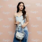 Tipnaree Weerawatnodom Instagram - ฉลองครบรอบ 1 ปี Carlyn Thailand with Siam Discovery 💌Carlyn 1st Anniversary พร้อมเปิดตัวกระเป๋ารุ่นใหม่ 3 รุ่น Soft Teeny Bag Charm 💌พิเศษ รับคูปองส่วนลด 500 บาท สำหรับใช้เป็นสวนลด รุ่น Anniversary รุ่น Luke , Lane , Soft Teeny (ยอดซื้อขั้นต่ำ 4,000.-) หรือมีรุ่น Anniversary อยู่ในบิล เงื่อนไข ร่วมสนุกเล่นกิจกรรม Carlyn IG Filter, รับคูปองส่วนลดที่ Siam Discovery ชั้น G #Carlyn1stAnniversary #carlyn #carlynthailand #mycarlyn