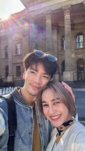 Tisanart Sornsuek Instagram - ขอบคุณที่มาส่งดูแลตัวเองดีๆนะคะ หนูอยู่ได้ไม่ต้องห่วง🤎 #แยกย้ายไปเติบโต 🎂🎬 #แยกย้ายกันไปทำหน้าที่ของตัวเอง 🤎🤟🏻🫰🏻